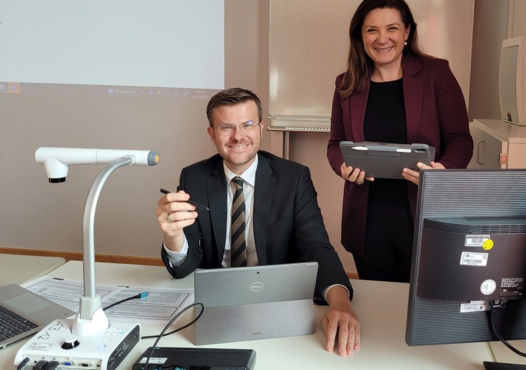 Oberbürgermeister Marcus König und Schulreferentin Cornelia Trinkl erhalten Einblicke in den digitalen Arbeitsplatz der Lehrkräfte an Nürnbergs öffentlichen Schulen