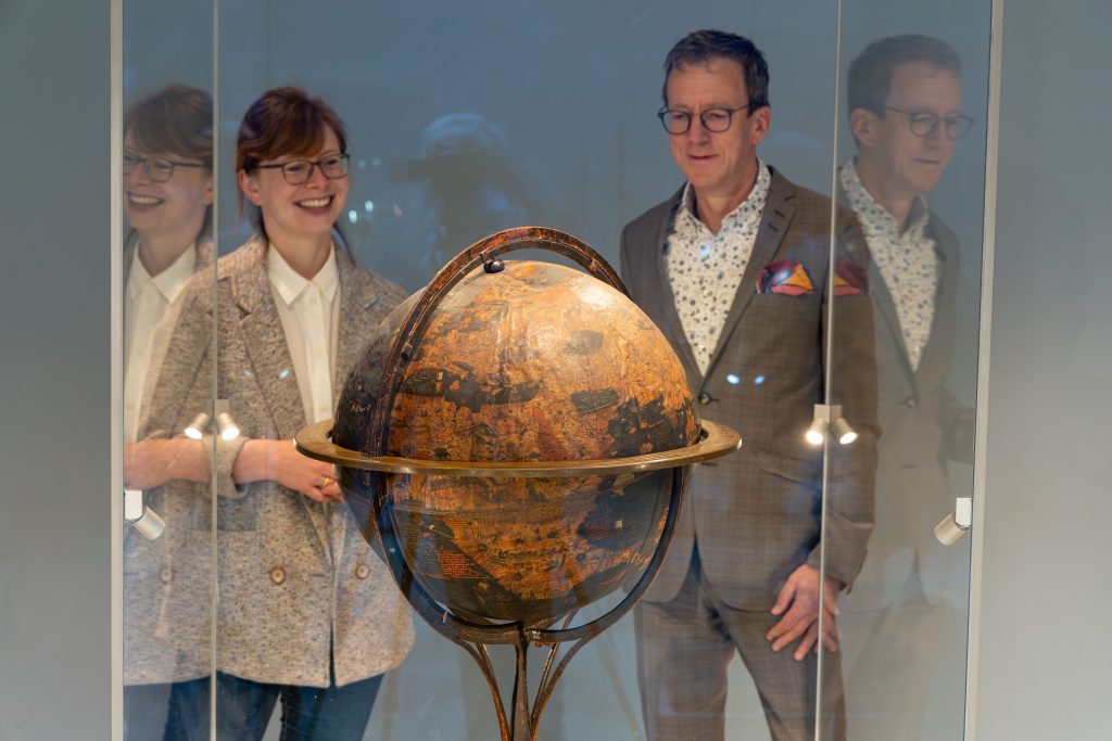 Behaim-Globus mit Sammlungsleiterin Dr. Susanne Thürigen (links) und Generaldirektor Prof. Dr. Daniel Hess. Foto: GNM, Frank Boxler